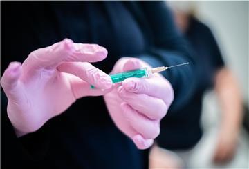 Warten auf die Spritze: Im Land Bremen müssen das die 60- bis 70-Jährigen noch eine Weile. Anders als in Berlin soll die Impfreihenfolge nach dem Wirbel um Astrazeneca nicht geändert werden.
