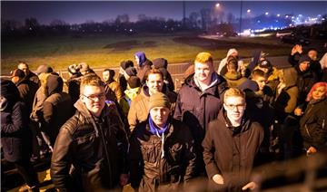 Warten für den Silvesterspaß: Kurz vor 6 Uhr war die Warteschlange am Überseering weit mehr als 100 Meter lang.
