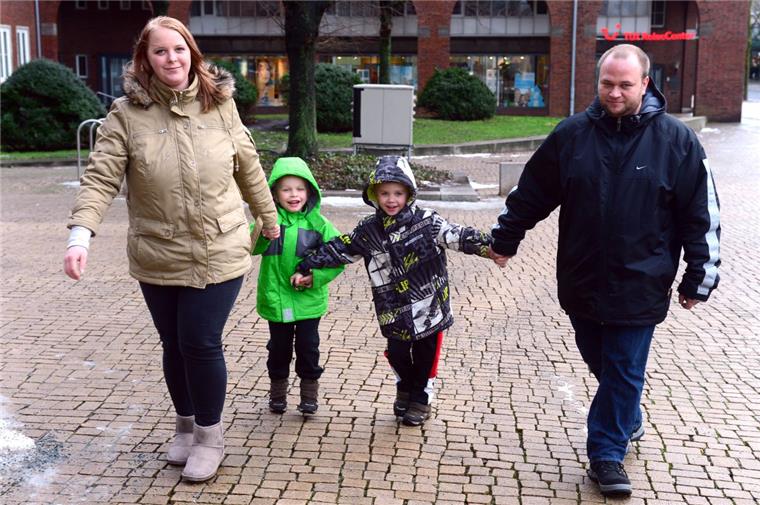 Immer längere Wartezeiten auf einen Schulplatz Warten seit über einem Vierteljahr nach ihrer Rückkehr aus den USA auf einen Termin für den Schuleignungstest (von links): Claudia, Jayden, Jameson und Dean Griesinger. Foto Scheer