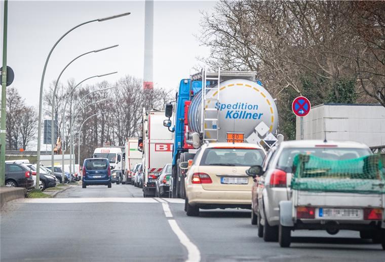 Immer wieder Stau vor dem Wertstoffhof Stau vor dem Wertstoffhof der Bremerhavener Entsorgungsbetriebe (BEG)