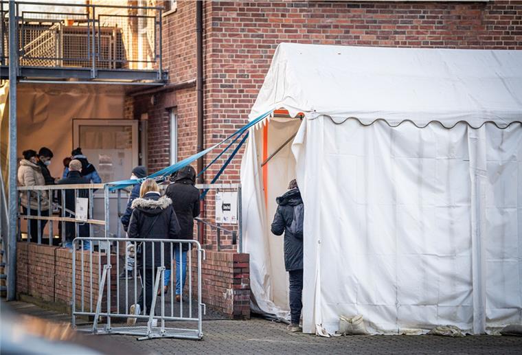 Inzidenz in Bremerhaven steigt weiter Wartende Menschen reihen sich aneinander für einen Corona-Test-Termin in der Corona-Praxis in der Dr.-Franz-Mertens-Straße in Lehe.