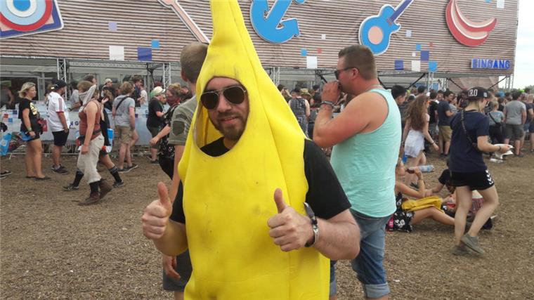 Die schönsten Outfits beim Deichbrand Warum als Banane? Das weiß Rouven aus Bremerhaven auch nicht so genau. "Einfach nur so", sagt er beim Deichbrand. Foto: Gassner