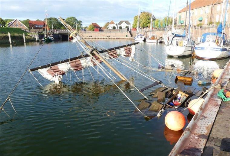 Nachgebautes Wikingerschiff versinkt im Hafen von Hooksiel Ein nachgebautes Wikingerschiff sinkt im Hafen von Hooksiel im Landkreis Friesland.