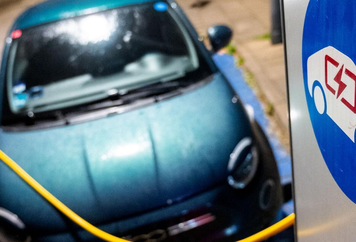  Ein E-Auto wird an einer Ladesäule geladen.