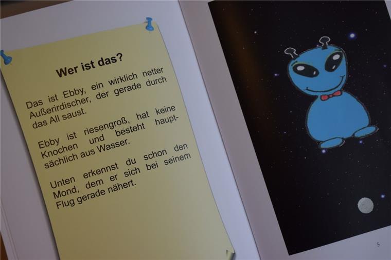 Buchautor aus Butjadingen lässt Außerirdischen die Gezeiten erklären Warum ist zweimal am Tag das Wasser weg? Diese Frage wird in dem Buch „Ebbe & Flut – Endlich einmal richtig erklärt“ von Ebby, dem Außerirdischen, beantwortet. Foto: Edel