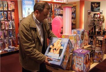 Warum nicht mal in einem Erotik-Fachgeschäft nach einem passenden Weihnachtsgeschenk suchen?
