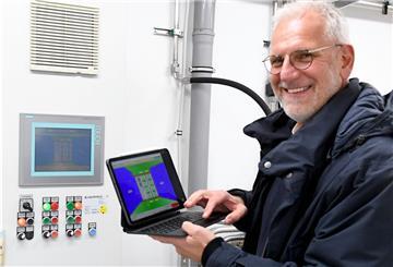 Was das Display beim Weddewarder Spiel anzeigt, das können Geschäftsführer Thomas Ströer und sein Team per Tablet auch in der Geschäftsstelle oder von zu Hause abrufen.