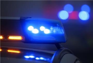  Ein Polizeiauto mit eingeschaltetem Blaulicht. 