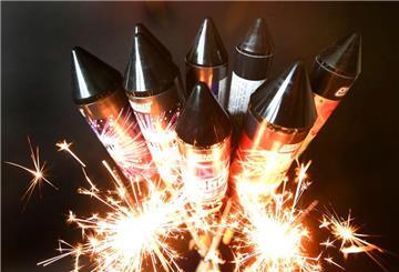Vor Silvesterraketen werden Wunderkerzen abgebrannt
