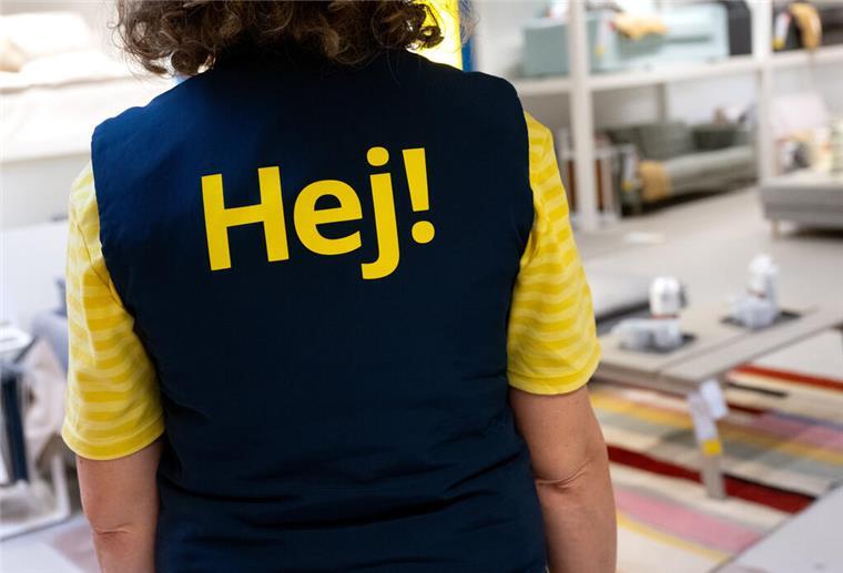 Vielleicht sitzt Du gerade auf Gold! Alte IKEA-Möbel erzielen Spitzenpreise Eine Mitarbeiterin von IKEA steht in der Ausstellungsfläche in einer Filiale.