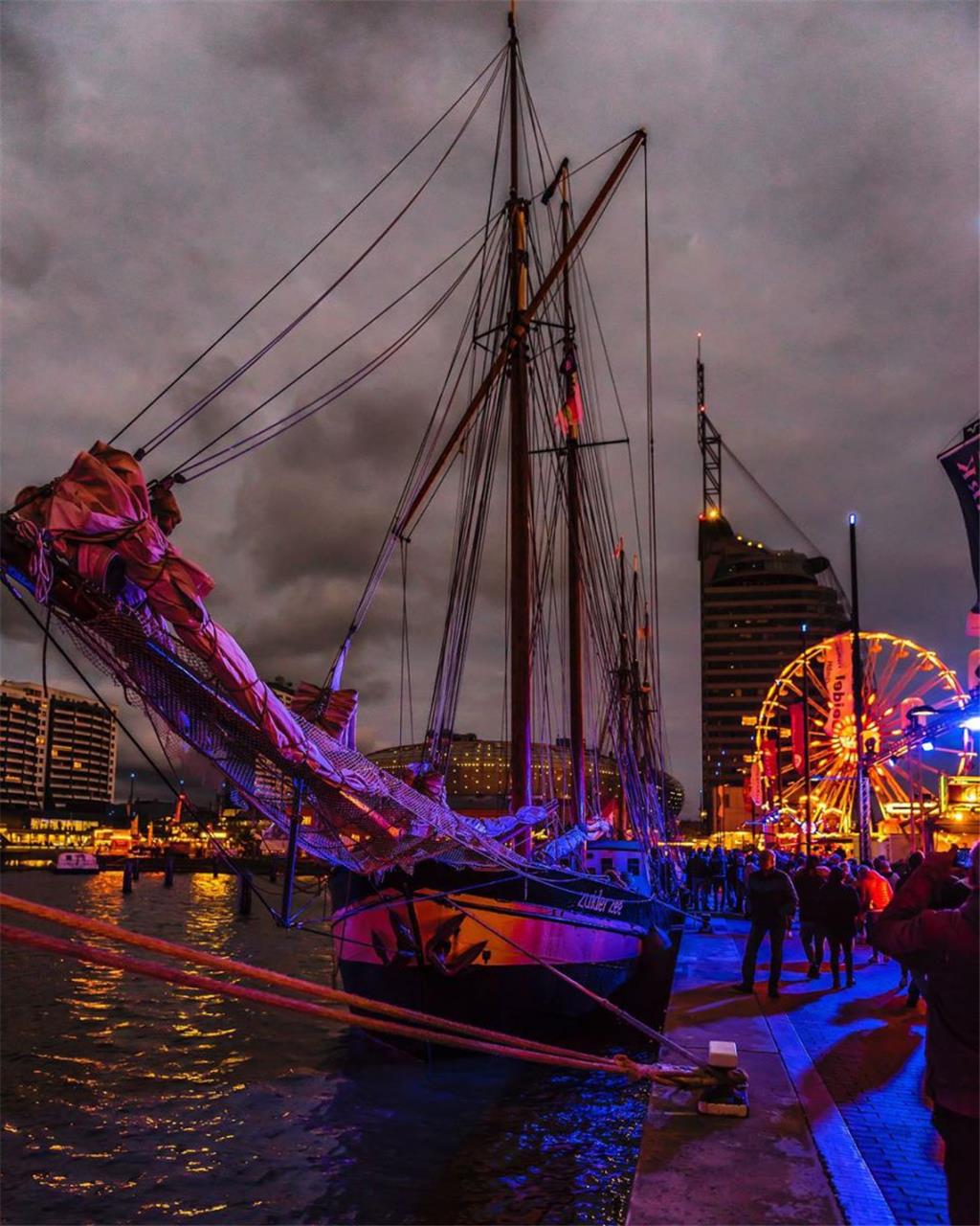 Was für ein tolles Licht: Mkoehler1704 hat  beim Seestadtfest Bremerhaven den dr...