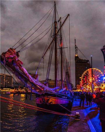 Was für ein tolles Licht: Mkoehler1704 hat  beim Seestadtfest Bremerhaven den dr...
