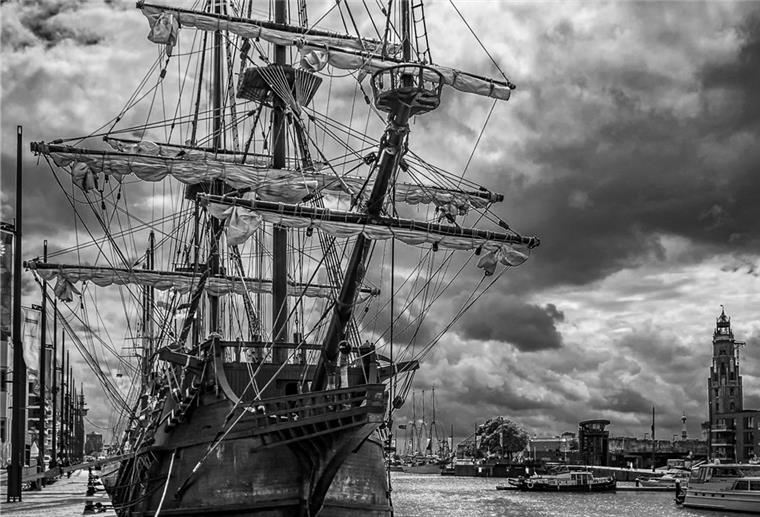 Wie die Influencer von #feelBREMERHAVEN die Maritimen Tage sehen Was für ein wuchtiges Schiff, was für ein wuchtiges Bild: Die „El Galeon“ - von @stefan_wyrwa fotografiert und auf Instagram veröffentlicht.
