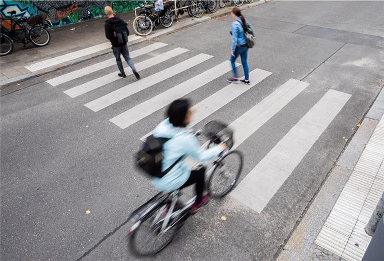 Radfahrer und Zebrastreifen: Fünf Behauptungen im Faktencheck Was gilt als Radfahrer am Zebrastreifen zu bechaten?
