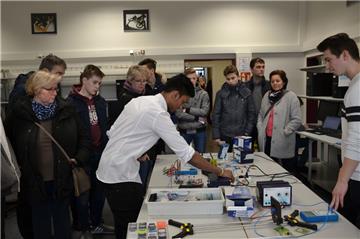 Was im Physikunterricht im Beruflichen Gymnasium Technik so alles auf dem Stundenplan steht, zeigten Schüler den Besuchern im IT-Raum. So gab es nicht nur viele Informationen, sondern auch einige Vorführungen.