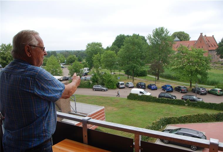 Burg an der Burg: Die Kritiker werden lauter Was ist dann mit meiner Aussicht? Günter Krawolitzki macht keinen Hehl aus der Ablehnung des geplanten Mehrfamilienhauses im Ortskern von Bad Bederkesa.