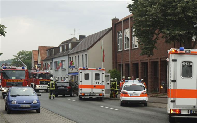 Was passieren kann, wenn Gaffer aggressiv werden, zeigte 2015 ein Vorfall rund um den so genannten Eisdielen-Unfall in Bremervörde.
