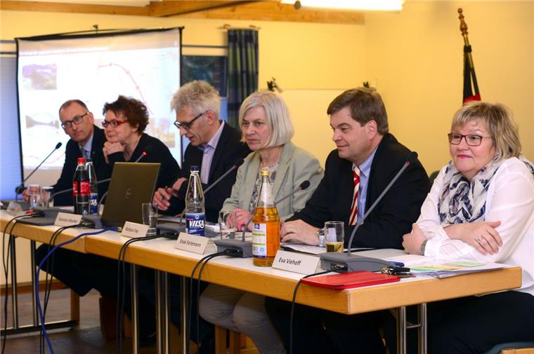 Angst vor Küstenautobahn in Loxstedt Was rollt auf Loxstedt zu? Über die Küstenautobahn sprachen (von links): Loxstedts Bürgermeister Detlef Wellbrock, Daniela Behrens (SPD), Staatssekretärin im Landesqirtschaftsministeriumr, Christian Döscher und Barbara Fixy von der NORDSEE-ZEITUNG, Enak Ferlemann (CDU), Staatssekretär im Bundesverkehrministerium, Eva Viehoff (Grüne), stellvertretende Landrätin.