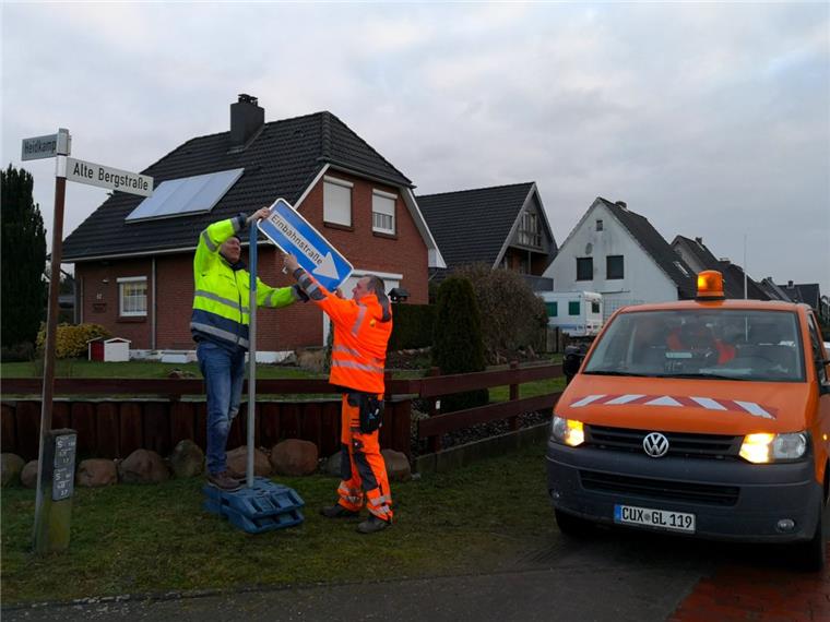 Neuenwalde: Schilder sollen "Schleichfahrten" verhindern Was sein muss, muss sein: Volker Detje und Christian Harjes schildern neu aus.