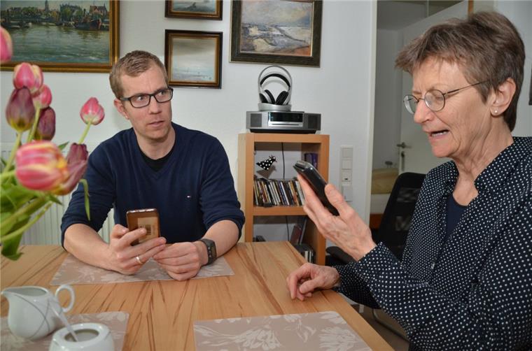 Spätertaubt: Wenn das Smartphone-Mikro das Hören übernimmt Was seine Mutter Ingrid spricht, hört Jan Parpart nicht. Das übernimmt das Smartphone. Er kann dank der Spracherkennung der „Ava“-App auf seinem Smartphone nachlesen, was sie gesagt hat. „Das Smartphone ist unabdingbar“, sagt er.