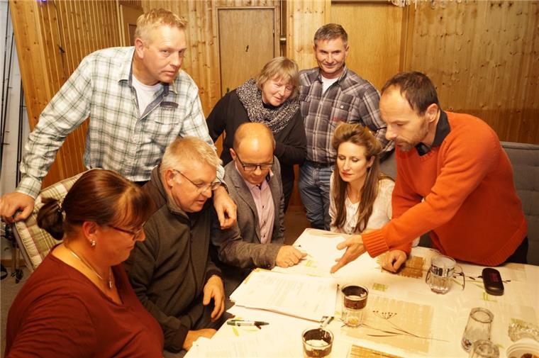 Betrug: Ehepaar prellt Handwerker aus dem Cuxland um 100.000 Euro Was tun? Die betrogenen Unternehmer wissen nicht mehr weiter. Vorne (von links): Petra Peters (Idealtransport), Holger Peters (Idealtransport), Matthias Schröter (Schröter Raumausstattung), Annette Geske (Malereibetrieb Kleinert) und Harm Ahlers (Vermieter). Hinten (von links): Jörg Schwerdts (Gartenbau Schwerdts), Monika Ahlers (Vermieterin) und Jörg Pobieglo (Heizungsbau Frenzel).