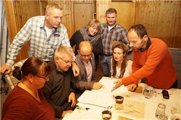 Was tun? Die betrogenen Unternehmer wissen nicht mehr weiter. Vorne (von links): Petra Peters (Idealtransport), Holger Peters (Idealtransport), Matthias Schröter (Schröter Raumausstattung), Annette Geske (Malereibetrieb Kleinert) und Harm Ahlers (Vermieter). Hinten (von links): Jörg Schwerdts (Gartenbau Schwerdts), Monika Ahlers (Vermieterin) und Jörg Pobieglo (Heizungsbau Frenzel).