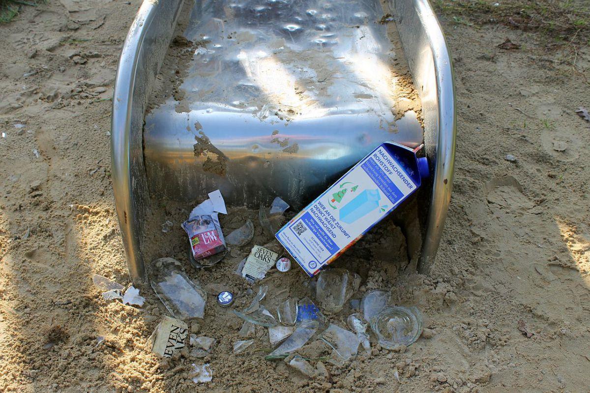 Was ungebetene Besucher auf dem Spielplatz der Siedlung "Im Garten" in Zeven hinterlassen, ist nicht nur unschön, sondern auch gefährlich. 