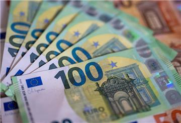 Mehrere Geldscheine liegen auf einem Tisch. Als Arbeitnehmer kann man sich mit einer Altervorsorge Extra-Geld vom Arbeitgeber sichern.