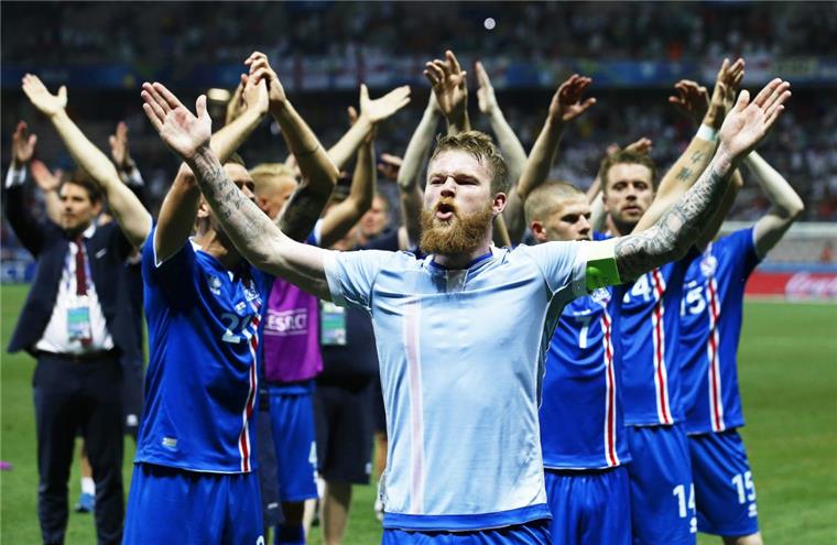 Das waren die Tops & Flops bei der EM 2016 Was von der EM 2016 auf jeden Fall in Erinnerung bleibt sind zwei leidenschaftlich kämpfende Teams aus Wales und Island mit begeisternden Fans. Vor allem der isländische "Huh"-Ruf prägte dieses Turnier.