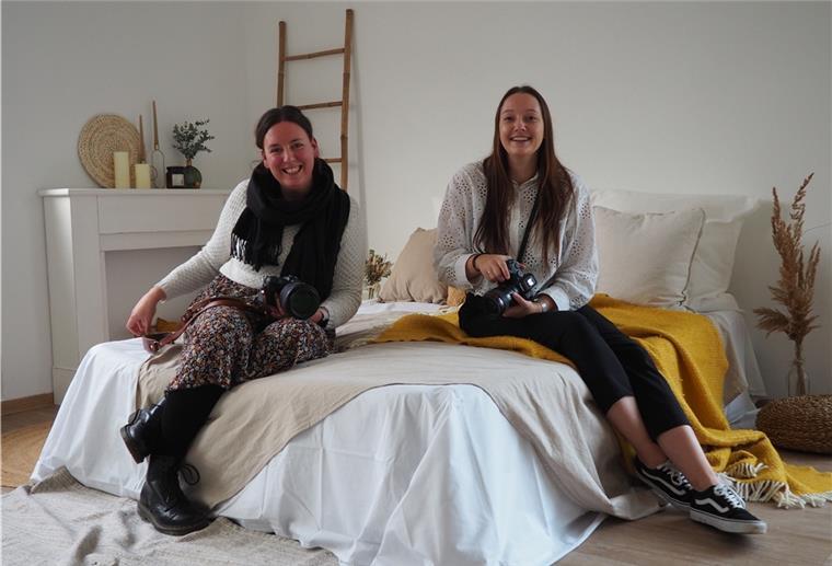 Was wie ein Schlafzimmer wirkt, ist das neue Fotostudio von Ilona Schröder (links) und Katya Miller. Die beiden Fotografinnen wollen in einer heimischen Atmosphäre echte Momente einfangen.