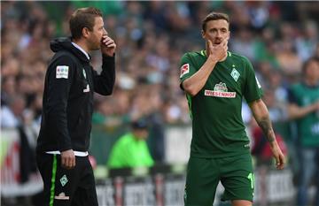 Was wird denn da getuschelt? Das wissen nur Werders Trainer Florian Kohfeldt  und Stürmer Max Kruse. Es scheint aber gewirkt zu haben: Bremen holte das zweite Remis gegen ein Spitzenteam.