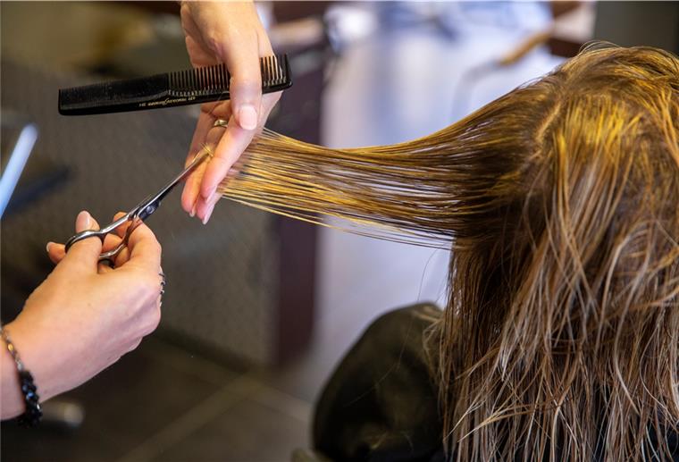 Friseurmeister: Für Kunden könnte es teurer werden Waschen, Schneiden, Föhnen wird teurer. Kunden müssen sich bei ihren Friseuren auf Preiserhöhungen einstellen.