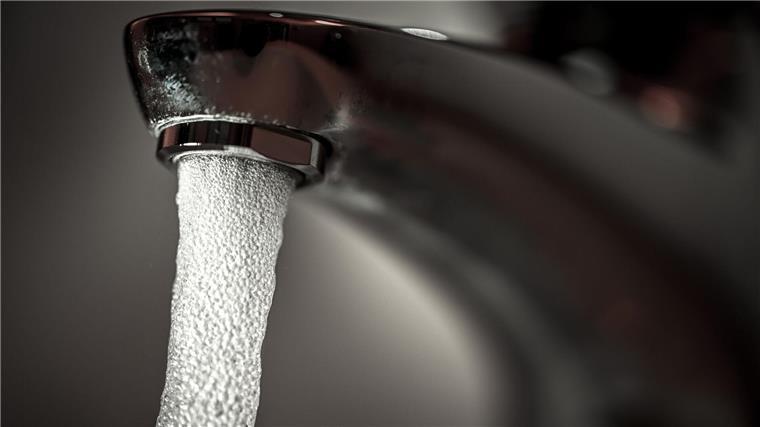 Trinkwasser in Bodenwerder-Eschershausen verunreinigt Wasser aus dem Hahn: In einigen Orten im Kreis Holzminden soll es vor dem Verzehr abgekocht werden. (Symbolbild)