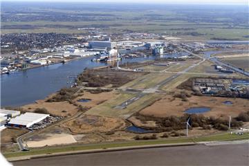 Stillstand: Wasser, Deich, Natur: Da, wo eigentlich längst die Bauarbeiten für den Offshore-Terminal hätten beginnen sollen, tut sich gar nichts. Das Projekt hängt im Gerichtsverfahren fest, an ein Urteil ist noch lange nicht zu denken.