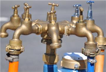 Wasser ist das wertvollste Lebensmittel, das es gibt. Und manchmal ist es auch ganz schön teuer. Wie viel die Menschen für die Versorgung mit Trinkwasser und die Entsorgung von Abwasser zahlen, ist in unserer Region sehr unterschiedlich: In Hagen und Bremerhaven sind es 1100 Euro, in Loxstedt nur 700 Euro, jeweils für einen Vier-Personen-Haushalt gerechnet.