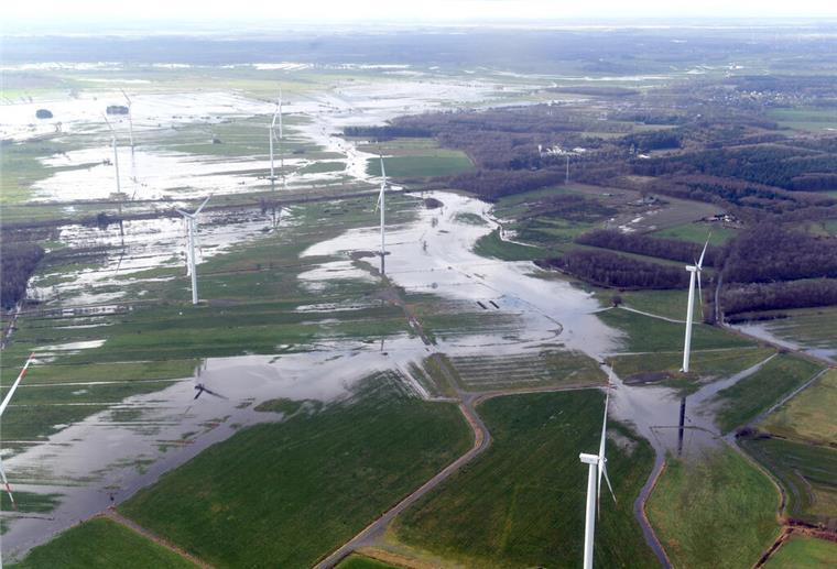 Sperrungen an der A27 und steigende Pegel: So ist die Hochwasserlage am Freitag Wasser steht auf den Wiesen - und eigentlich auch sonst überall.