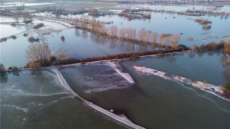 Wasser vom über die Ufer getretenen Fluss Leine steht in der Leinemasch südlich von Hannover.