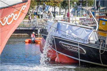 Wasser wird aus dem Rumpf gepumpt. Die Fachleute arbeiten noch an dem Gutachten über den Zustand der "Seuten Deern".