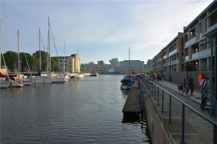 Auf dem Weg zu mehr Lebensqualität in Geestemünde Wasserflächen wurden in Geestemünde durch neue Wege erschlossen. Ein Paradebeispiel ist die Promenade (rechts) entlang der von den Architekturbüros Vosshans und Grube+Grube entworfenen Stadthäuser am Hauptkanal. Eine Idee für das ehemalige Nordsee-Gebäude (gelber Bau) ist, daraus ein Hostel für Wissenschaftler oder Studentenwohnungen zu machen.