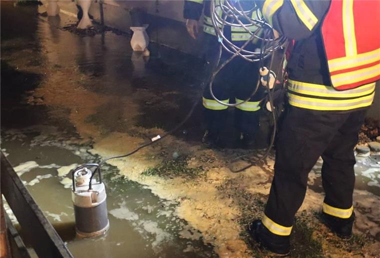Doppelter Feuerwehreinsatz am Samstag in Schiffdorf Wasserrohrbruch in Sellstedt: Hinterhof und Auffahrt waren überschwemmt.