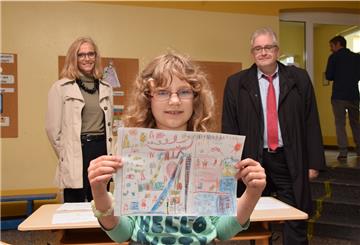 Wasserrutsche, Achterbahn und Zoo: So stellt sich die achtjährige Fenja Kock den Marktplatz der Zukunft vor. Baudezernentin Ellen Köncke und Bürgermeister Carsten Seyfarth ließen sich dieses und viele weitere Bilder jetzt zeigen.