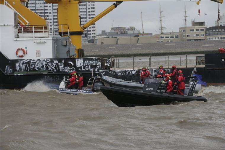 Bremerhaven: Wasserschutzpolizei trainiert auf der Weser Wasserschutzpolizisten aus acht Bundesländern trainieren noch bis Freitag auf der Weser