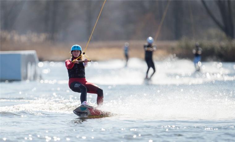 Spadener See: Kommt Wasserski im August? Wasserski-Fans müssen sich noch gedulden: Das wichtigste Element des Freizeitparks steht noch nicht.