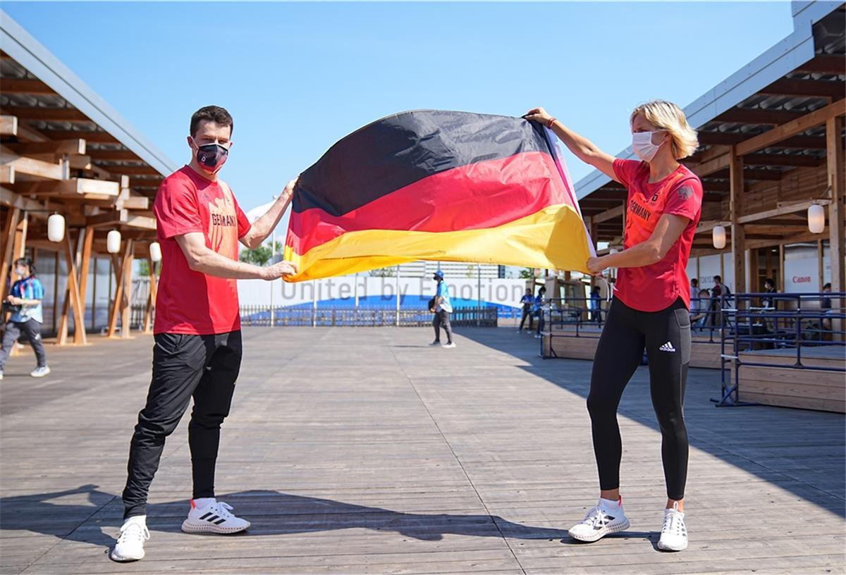 Laura Ludwig und Patrick Hausding deutsche Fahnenträger in Tokio Wasserspringer Patrick Hausding und Beachvolleyballspielerin Laura Ludwig halten schon mal eine Deutschlandfahne.