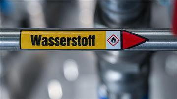 „Wasserstoff“ steht auf einer Leitung.