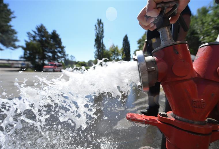 Lamstedt: Zehntausende Liter Wasser verschwendet Wasserverschendung ohnegleichen: In Lamstedt haben Scherzkekse einen Hydranten geöffnet - und mehrere Zehntausend Liter Wasser versickern lassen. Das Foto ist ein Symbolbild eines Hydranten.