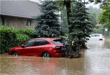 Wasserwelt mit Nachspiel: Stand das Auto teilweise oder gar ganz unter Wasser, kann es sehr teuer werden. Was nach der Bergung zu beachten ist, erklärt der ADAC. 