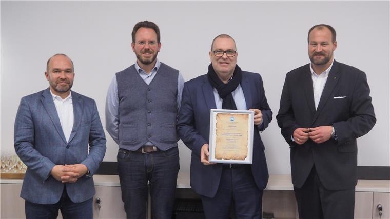 Auch beim Trinkwasser wird an der Preisschraube gedreht WAV-Geschäftsführer Matthias Rinas, Bürgermeister Marcus Itjen (von links), sowie Martin Vogt (rechts) als Vorsitzender der Verbandsversammlung, dankten Thorsten Krüger, dem scheidenden Bürgermeister von Geestland, für seine Mitarbeit im Verband.