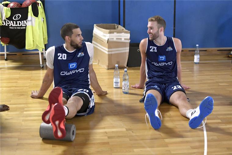 Waverly Austin (links) und Evan Smotrycz kassierten mit den Eisbären Bremerhaven eine Testspielniederlage bei Rasta Vechta. Foto Scheer