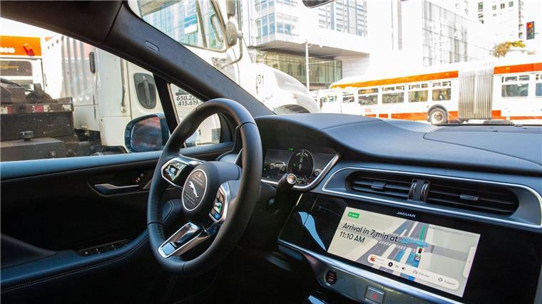 Waymo-Robotaxis machen mehr als 250.000 Fahrten pro Woche Waymo kutschiert Fahrgäste in mehreren US-Städten ohne einen Menschen am Steuer. (Archivbild)